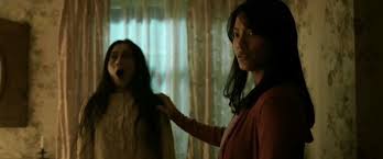 Oleh karenanya, jangan heran apabila ada banyak cerita seram yang beredar. R A W L I N S G L A M Pengabdi Setan Movie Review