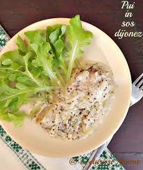 În sosul scăzut din tigaie se adaugă smântâna și se omogenizează rapid cu telul. Pui Cu Smantana Si Mustar Lecturi Si Arome