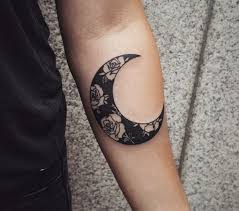 Halbmond Tattoo Welche Bedeutung Steckt Dahinter Und Viele Wunderschone Inspirationen Tiny Tattoos For Women Trendy Tattoos Tattoos