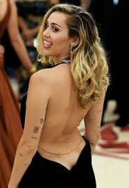 Do y'all remember when miley cyrus lived a double life as pop star hannah montana for years and years on end? 59 Miley Cyrus Ideas Miley Cyrus Celebryci Moda