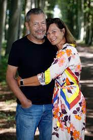 Birgit van mol zag hoe de klas van haar zoon otis in quarantaine moest nadat een leerling besmet was met corona. Birgit Van Mol En Haar Zwaar Zieke Echtgenoot Rene Krijgen Goed Nieuws Na Heftige Periode Beter Dan Dit Zal Het Niet Meer Worden Foto Hln Be