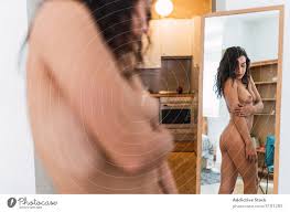 Nackte Frau, die in den Spiegel schaut. - ein lizenzfreies Stock Foto von  Photocase