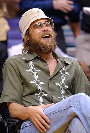 Brad Pitt S Kangol Bucket Hat And Embellished Button Down Outfits With Hats 2000s Fashion Outfits Men 2000s Outfits