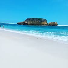 Tetapi cukup membayar biaya parkir sebesar. Pesona Pantai Kura Kura Lombok Timur Ntb Indonesia Kura Kura Tempat Seni