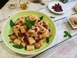 200 di salmone affumicato 1 limone sale olio extravergine di oliva pepe nero preparazione: Ricetta Pasta Fredda Con Pesto Di Olive Verdi E Pomodori Ficacci Olive Co
