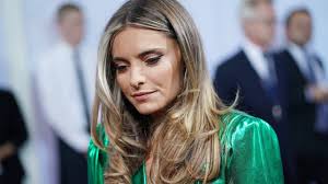She made her 1.1 million dollar fortune with der letzte bulle, die dreisten drei and alarm für cobra 11. Sophia Thomalla Liefert Sich Schlagabtausch Knick In Der Optik Derwesten De