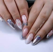 Cekiny Do Manicure 2020 Najpiekniejsze Pomysly Na Zdjeciu