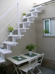 Decora tu jardín para disfrutar del buen tiempo consulta todos los productos para tu terraza en nuestra sección de muebles de exterior, sillas y mesas de exterior, iluminación para exteriores resistentes a la climatología, sofás de exterior, camas chillout y tumbonas de exterior para una mayor comodidad. Escaleras Ligeras Escaleras Para Casas Pequenas Diseno De Escalera Escaleras De Patio