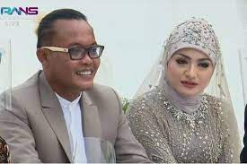 Di usia kandungan tiga bulan, istri komedian sule ini dikabarkan kurang enak badan karena susah tidur. Usia Nathalie Holscher Dan Sule Terpaut 16 Tahun Begini Tanggapan Hetty Holscher