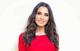 تميزت كارمن سليمان بعائلة ذو طابع محافظ وفني فكانت أمها تمتاز بالصوت الرائع ولكنها لم تمارس مجال الفن ووجدت الهواية في عام 2012م فازت المتسابقة كارمن سليمان في برنامج أرب أيدول بعد حصولها على نسبة عالية من الأصوات ضد المتسابقة المغربية دنيا بطمة. Ne7na Magazine Ø¨Ø¹Ø¯ Ø¥Ù†ØªÙØ§Ø¶Ø© Ù„Ø¨Ù†Ø§Ù† ÙƒØ§Ø±Ù…Ù† Ø³Ù„ÙŠÙ…Ø§Ù† ØªØªÙ…Ù†Ù‰ Ø§Ù„Ø®ÙŠØ± Ù„Ù„Ø­Ø¨Ø§ÙŠØ¨ Ne7na Magazine
