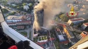 Grattacielo in fiamme, condomìni tutti salvi. Otcz1oclqag1ym
