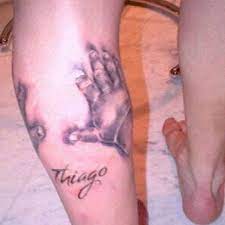 Como ha revelado la cuenta de twitter leo messi fan club, siempre al día de todo lo que acontece alrededor del mejor futbolista, messi aprovechó que el seleccionador argentino alejandro sabella concediera este martes la tarde libre a los jugadores de la albiceleste para tatuarse el nombre de su. Pin De Renata Or En Leo Messi Tattoos Tatuaje De Messi Nuevo Tatuaje De Messi Tatuajes De Leo Messi