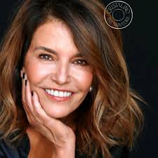 Hola, soy Ana Saavedra. Mi historia comienza en noviembre de 2020 con una  cirugía ocular que trajo resultados inesperados. Viví un miedo profundo y  empecé una búsqueda incesante de respuestas. Este podcast