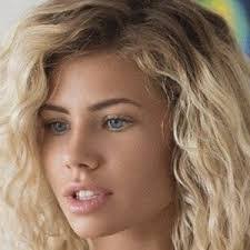 Natalie Lee's Instagram, Twitter & Facebook