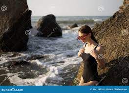 身穿黑色泳衣的女子在海洋中露出身影库存照片. 图片包括有肉欲, 性感, 放松, 背包, 头发, 方式- 234174220