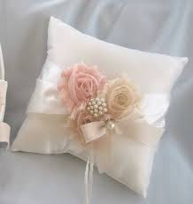 Como ya os comenté en una entrada anterior, el día 2 de noviembre, se casó mi sobrina maría, para la ocasión le hice el cojín bordado con sus iniciales y la fecha de la boda para llevar los anillos. Pin En Cojin Para Boda