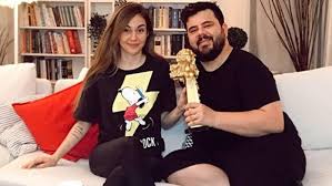 Ünlü komedyen eser yenenler ile türkiye güzeli berfu yenenler, haziran 2019'da nikah masasına çift, aynı yıl ekim ayında ilk çocukları kuzey'i kucaklarına almıştı. Berfu Yenenler Den Mujdeli Haber Antalya Magazin