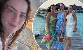 Kaya Scodelario jets off