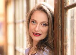 Η λένα δροσάκη διαπρέπει καλλιτεχνικά, αλλά ευτυχεί και προσωπικά ζώντας έναν μεγάλο έρωτα στο πλευρό του χάρη κίτσου. Gnwrise Thn Talantoyxa Lena Drosakh Poy Mpainei Apopse Sth Moyrmoyra