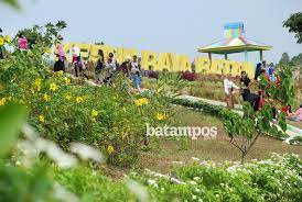 Sebelum masuk ke kebun raya, kamu harus membeli tiket biaya tiket masuk kebun raya baturaden hanya sebesar 10 ribu rupiah per orang. Libur Lebaran Main Ke Kebun Raya Batam Batampos Co Id