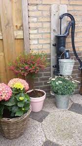 oude waterpomp oude waterpompen tuin mand tuin decor