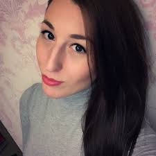 Becky Layton's Instagram, Twitter & Facebook