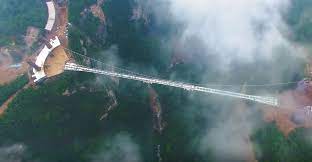 Vedem acum si cel mai inalt pod suspendat din lume. DacÄ Èi E FricÄ De InÄlÈime Cel Mai Lung Pod Din SticlÄ IÈi Va Da CoÈmaruri Video