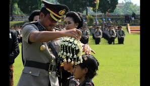 Untuk potongan high top fade, fading akan sampai ke garis pelipis wajah. Melihat Tradisi Potong Rambut Calon Polwan Foto Tempo Co