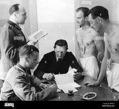 ärztliche musterung Schwarzweiß-Stockfotos und -bilder - Alamy