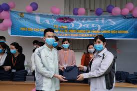 Goertek Việt Nam - Hình minh họa: Công đoàn Công ty Goertek Vina trao tặng phát áo mưa, khẩu trang cho cán bộ, công nhân viên công ty nhân dịp 8/3. | Facebook
