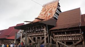Merupakan rumah adat dari aceh, bentuk krong bade sekilas mirip konsep rumah panggung yang tidak menapak ke tanah. Rumah Adat Nias Omo Hada Dan Omo Sebua Bangunan Kokoh Tahan Gempa Rumah Com