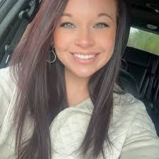 Stephanie Maynard's Instagram, Twitter & Facebook