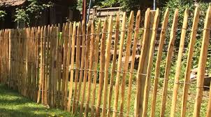 Zaune Sorgen Fur Schutz Und Gleichzeitig Zierde Der Staketenzaun Gehort Zu Den Schonsten Unter Den Ihnen Naturzaun Zaun Sichtschutz Zaun