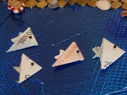 Die (flach) gefalteten geldscheine können sie in einem bilderrahmen arrangieren. Geldscheine Falten Claras Nahkiste