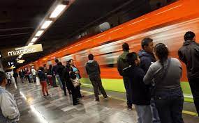 Los reportes preliminares indican que por lo menos dos de los vagones del metro se descarrilaron; Metro Cdmx Cierran Estacion Culhuacan De La Linea 12