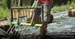 Comment Preparer Le Sol Pour La Permaculture Materiel Gestes Permaculture Sol Le Sol