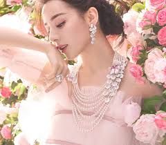 Doris Hangartner: Precious gemstones appealing to the five senses