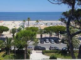 La struttura include inoltre un televisore, un impianto di climatizzazione e un salottino nelle camere. Ferienwohnungen In Tortoreto Lido Hundredrooms