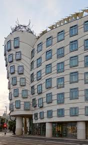 Entworfen wurde es von den renommierten architekten vlado milunić und frank o. Ginger Und Fred Das Tanzende Haus In Prag Architektur Des 20 Und 21 Jahrhunderts