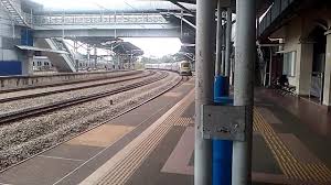 There are 3 ways to get from rawang to serdang hospital by train, taxi or car. Ets Train From Ipoh To Kl Sentral Arriving At Rawang Train Station Youtube