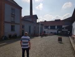 Postřižinské pivo je značka piva z pivovaru nymburk, název dal pivu spisovatel bohumil hrabal. Postriziny Dvur Pivovaru Filmova Mista Cz