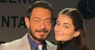 ويعد مسلسل لؤلؤ بمثابة عودة للفنانة ملك أحمد زاهر مرة أخرى على الساحة الفنية بعد تغيبها منذ ما يزيد عن 7 أعوام، وذلك بعد عرض آخر أعمالها، وهو مسلسل القاصرات عام 2013، والذي جسدت به دور الطفلة رباب، وأحداثه تدور حول قضية زواج الفتيات في سن مبكرة. Ø£Ø­Ù…Ø¯ Ø²Ø§Ù‡Ø± ÙŠØ´ÙŠØ¯ Ø¨Ø¯ÙˆØ± Ø§Ø¨Ù†ØªÙ‡ Ù…Ù„Ùƒ ÙÙŠ Ù…Ø³Ù„Ø³Ù„ Ù„Ø¤Ù„Ø¤ Ø£Ù†Ø§ ÙƒØ£Ø­Ù…Ø¯ Ù…Ø¹ØªØ±Ù Ø¨ÙŠÙƒÙŠ Ø§Ù„ÙŠÙˆÙ… Ø§Ù„Ø³Ø§Ø¨Ø¹