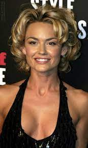 20.) graduated bob short hairstyles for women over 50: Kelly Carlson S Short Hairdo With Bouncy Curls