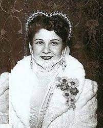 الملكة فريدة وسر التاج الذى يتحول لبروش وهى تضعه فى هذه الصورة على شكل بروش وهو معروض فى متحف الاسكندرية للمجوها ancient jewels egyptian history royal jewelry