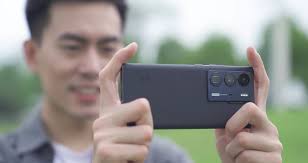 ZTE Axon 40 Ultra appears in hand-on ...
