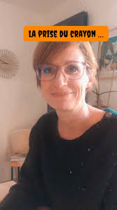 La prise du crayon… Il faut parfois montrer et expliquer plusieurs fois.  C’est normal 😜😝🎃🕷️👻, ...............................................,  Virginie Martens