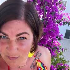 Becci Smith (@beccidsmith) • Threads, exprésate más