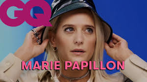 Les 10 essentiels de Marie Papillon (Manette de PS5, bob, haltères)