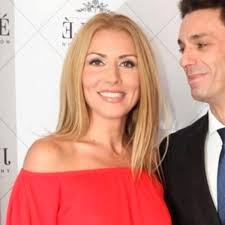 Mircea badea şi carmen brumă au vrut să fie siguri că bebelusul nu îi va pune în dificultate, aşa că au stat câţeva zile la medidaţii pentru îngrijirea copilului. ReacÈ›ia Lui Mircea Badea DupÄƒ Ce Carmen BrumÄƒ A ApÄƒrut Aproape GoalÄƒ La Un Eveniment Monden