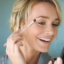 La couleur de nos yeux ne nous permet pas d'utiliser la palette complète de couleurs de fard à paupières. 5 Astuces Pour Maquiller Des Paupieres Tombantes Femme Actuelle Le Mag